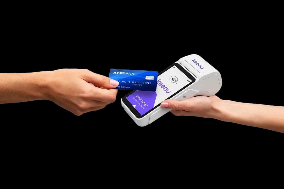 Customer paying with a card on a Keenu terminal
